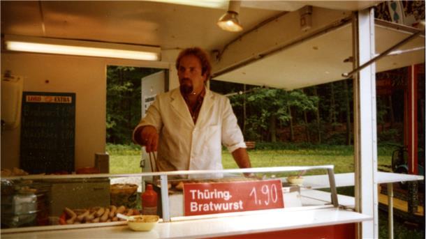 Das Foto zeigt Wolfgang Krams im Imbisswagen. 