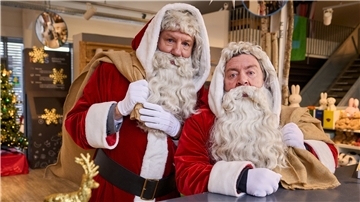 Wolfgang (Ludger Pistor) und Günther (Armin Rohde, r) ermitteln in Weihnachtsmann-Kostümen.