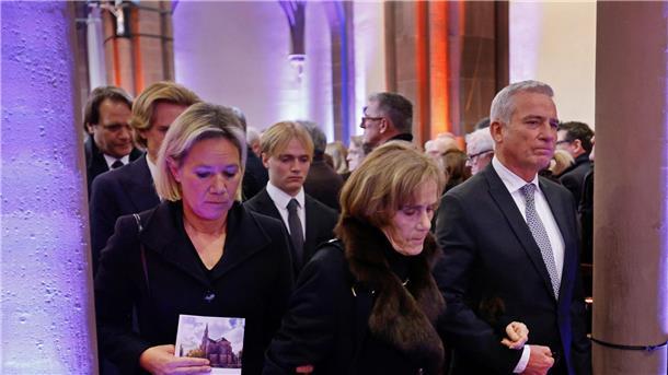 Bewegender Abschied von Wolfgang Schäuble in der Heimat Wolfgang Schäubles Witwe Ingeborg Schäuble (M) verlässt zusammen mit ihrer Tochter Christine Strobl und deren Ehemann, dem baden-württembergischen Innenminister Thomas Strobl, die Kirche.