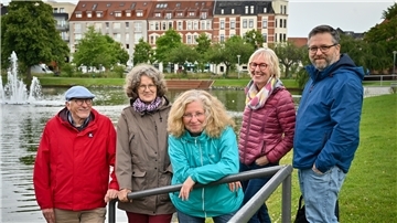 Wolfgang Tuttlies-Kolberg, Anja Kolberg, Gudrun Borggräfe, Regina Bührig und Olaf Nitschmann (von links) suchen in Geestemünde eine Immobilie für ihr Projekt „Gemeinsam wohnen und leben“.