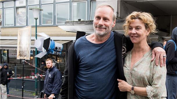 HR beendet „Tatort“ mit Broich und Koch Wolfram Koch und Margarita Broich bei Dreharbeiten in Kassel (Archivbild).