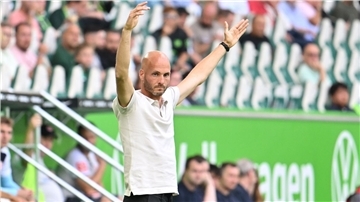 Wolfsburgs Trainer Paul Simonis musste den späten Ausgleich seiner Mannschaft hinnehmen.