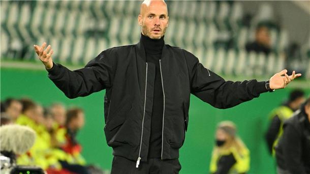 Fan-Plakat, interne Sitzung: Wolfsburg im Krisen-Modus Wolfsburgs Trainer Paul Simonis steht vor dem Hoffenheim-Spiel in der Kritik.