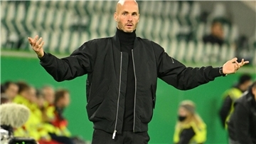 Fan-Plakat, interne Sitzung: Wolfsburg im Krisen-Modus Wolfsburgs Trainer Paul Simonis steht vor dem Hoffenheim-Spiel in der Kritik.