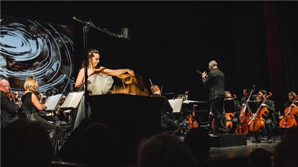 Wolken aus rotem Sahara-Sand zu spätromantischem Sommernachtstraum im Orchester: Die ukrainische Sand-Künstlerin Svetlana Telbukh und Gastdirigent Dietger Holm präsentierten mit dem Philharmonischen Orchester Bremerhaven ein fulminantes Neujahrskonzert am Stadttheater. 