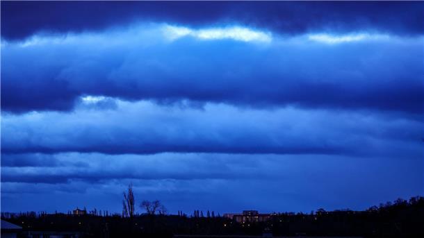 Sturm und Regen sorgen für Beeinträchtigungen Wolken ziehen bei stürmischem Wetter über das Land.