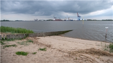 Wolken ziehen über den Weserstrand Sandstedt. Die Wasserqualität am Weserstrand Sandstedt wurde im jährlichen Badegewässer-Bericht der Europäischen Umweltagentur EEA erneut mit mangelhaft bewertet.