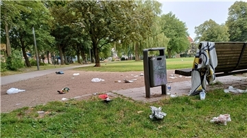 Müll liegt herum im Stadtpark.