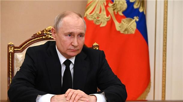 Putin verbietet „Geschlechtsumwandlungen“ in Russland „Wollen wir wirklich, dass den Kindern in unseren Schulen von den ersten Klassen an Perversionen auferlegt werden, die zu Verfall und Aussterben führen?“: Russlands Präsident Wladimir Putin.