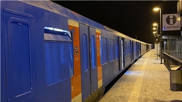 Wollten HSV-Ultras ein Zeichen setzen? Vor dem Fußball-Derby St. Pauli gegen den HSV haben Graffiti-Sprayer eine S-Bahn mit blauer Farbe beschmiert.