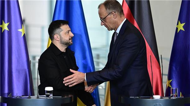 Hilfe beim Treffen mit Donald Trump Wolodymyr Selenskyj (links) und Bundeskanzler Friedrich Merz (rechts) reisen gemeinsam zu Donald Trump in die USA.