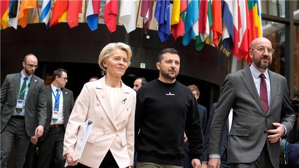 Selenskyj verteilte bei EU-Gipfel Listen mit Waffenwünschen Wolodymyr Selenskyj (M) am Donnerstag als Gast beim EU-Gipfel in Brüssel.