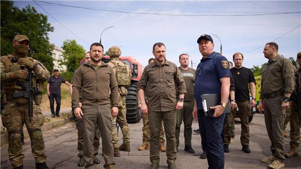 Krieg gegen die Ukraine: So ist die Lage Wolodymyr Selenskyj mit Behördenvertretern in Cherson.