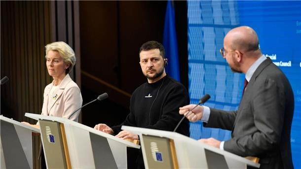 Wolodymyr Selenskyj, Präsident der Ukraine, bei einer Pressekonferenz im Rahmen eines EU-Gipfels im Gebäude des Europäischen Rates.