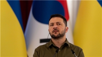 Wolodymyr Selenskyj, Präsident der Ukraine, hört dem südkoreanischen Präsidenten Yoon während einer gemeinsamen Erklärung zu.