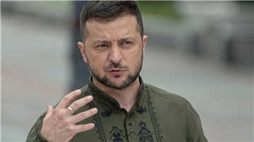 Wolodymyr Selenskyj, Präsident der Ukraine, spricht in Kiew mit Journalisten.