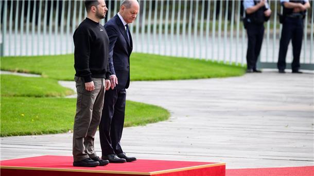 Selenskyj in Schwarz-Grün - und mit Spenden-Werbung Wolodymyr Selenskyj, Präsident der Ukraine, wird von Bundeskanzler Olaf Scholz (SPD) vor dem Bundeskanzleramt mit militärischen Ehren begrüßt.