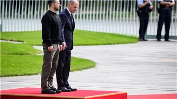 Wolodymyr Selenskyj, Präsident der Ukraine, wird von Bundeskanzler Olaf Scholz (SPD) vor dem Bundeskanzleramt mit militärischen Ehren begrüßt.