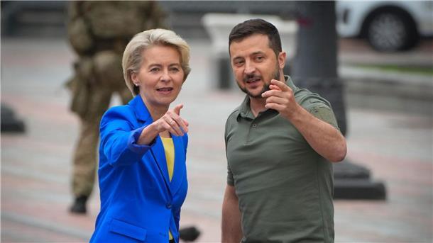 Wolodymyr Selenskyj (r), Präsident der Ukraine, und Ursula von der Leyen, Präsidentin der Europäischen Kommission, während ihres Treffens in Kiew.