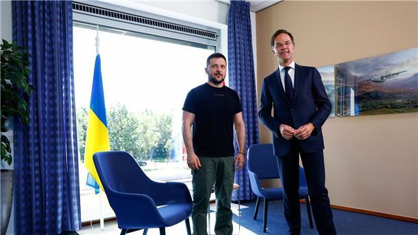 Wolodymyr Selenskyj und Mark Rutte in Eindhoven.