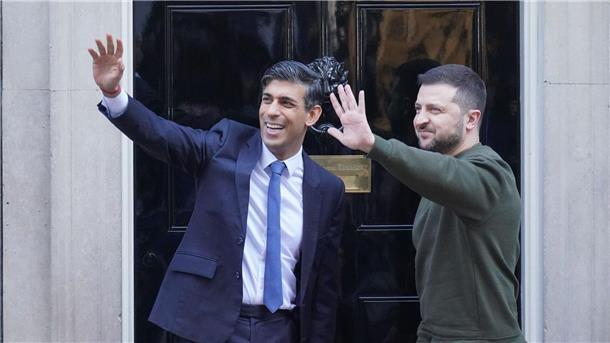 Wolodymyr Selenskyj und Rishi Sunak (l) vor dem Amtssitz der britischen Regierungschefs in der Downing Street Nummer 10 in London.