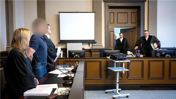 Vierfach-Tat von Scheeßel: Plädoyers im Prozess um Mordserie erwartet  Der Angeklagte steht neben seinen Verteidigern Daniela Post (l) und René Lancker vor dem vorsitzenden Richter Volker Stronczyk (r) im Gerichtssaal vom Landgericht Verden.