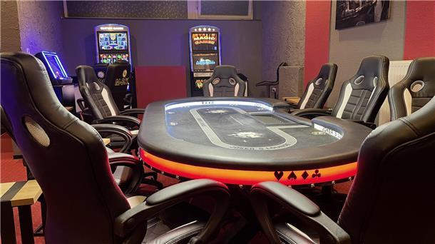 Illegale Hinterzimmer-Casinos gestürmt: Polizei gelingt Schlag gegen Clans Wüsste man nicht, dass es sich hier um das Hinterzimmer eines Emder Café handelt, man könnte meinen: Das ist ein ganz normales Casino.