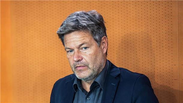 Bauern hindern Minister Habeck am Verlassen einer Fähre Wütende Bauern haben Vizekanzler Habeck in Schlüttsiel in Schleswig-Holstein am Verlassen einer Fähre gehindert.