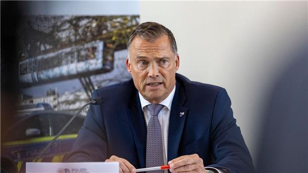 Verdächtiger für vierfachen Mord in Solingen ermittelt Wuppertals Polizeipräsident Markus Röhrl hält die Tat für „weitgehend aufgeklärt“.