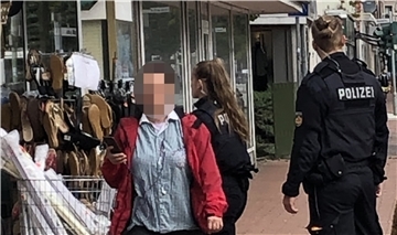 Wurde die Tote von der Geeste-Brücke in Läden in Bremerhaven gesehen? Die Polizei Bremerhaven fragte in Geschäften in der Hafenstraße in Lehe (Bild) nach Beobachtungen, die das Verbrechen an der Frau aufklären helfen könnten.