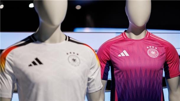 Kontroverse Farbe: Wie Pink Emotionen auslöst Wurde kontrovers diskutiert: die Farbwahl des neuen Pink und lilafarbenen Auswärtstrikots der deutschen Fußballnationalmannschaft (r).