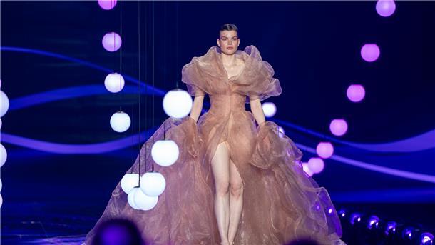 GNTM: Kommen Valeria aus Bremerhaven und Xenia aus Loxstedt eine Runde weiter? Xenia aus Loxstedt im Designerkleid auf dem Laufsteg.