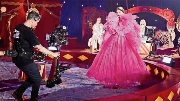 Xenia walkt unter dem aufmerksamen Blick von Heidi Klum (r.) in der Zirkusmanege. Die Loxstedterin befindet sich unter den Top 10 der Staffeln.