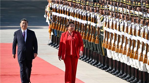 Xi will Kooperation mit Honduras fördern Xi Jinping, Präsident von China, und Xiomara Castro, Präsidentin von Honduras, inspizieren die Ehrengarde während einer Begrüßungszeremonie vor der Großen Halle des Volkes.