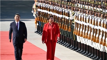 Xi Jinping, Präsident von China, und Xiomara Castro, Präsidentin von Honduras, inspizieren die Ehrengarde während einer Begrüßungszeremonie vor der Großen Halle des Volkes.