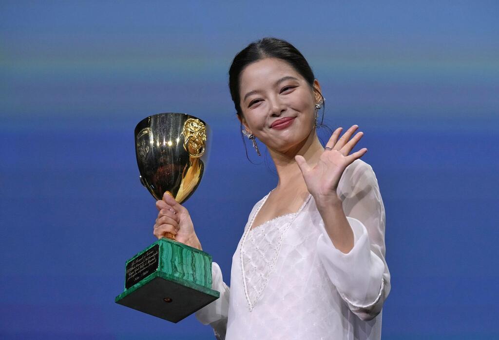 Goldener Löwe in Venedig für Jim Jarmusch Xin Zhilei mit ihrer Auszeichnung.