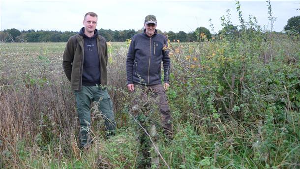 Oben licht und unten dicht: Elmer Jäger kümmern sich professionell um Hecken Yannic Braasch und Bernd Sprekels kümmern sich um die Pflege der Hecken an Feldern und Wegen in Elm. Das Foto zeigt zudem eine gelungene Symbiose von Blühstreifen und Hecken. Gefördert wird ihr Engagement von der Bingo-Umweltstiftung im Rahmen des Projektes „Hecken in Niedersachsen“.