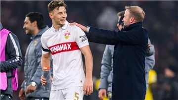 Yannik Keitel (l.) erzielte bei Stuttgarts Sieg gegen Bern den Treffer zum 5:1-Endstand.