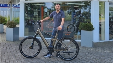 Yasin Kapakli, Mitinhaber des Nordenhamer E-Bike-Centers, freut sich auf die große Fahrrad-Sammelaktion.