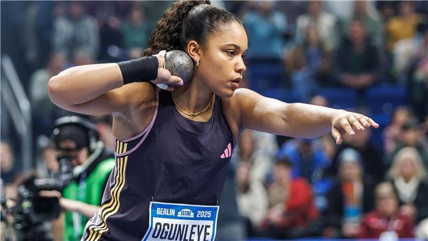 Yemisi Ogunleye siegt beim Kugelstoßen überlegen.