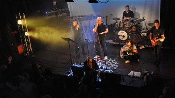 Yeti & The Machines beim Benefizkonzert für die Erdbebenopfer.