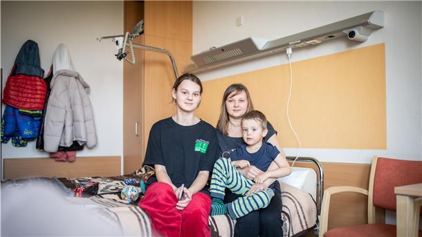 Yulia (Mitte) mit ihren Kindern Maxim (3) und Marina (15). Sie flüchteten aus der Ostukraine nach Deutschland.