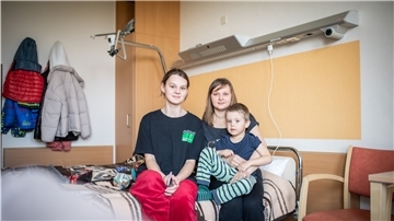 Yulia (Mitte) mit ihren Kindern Maxim (3) und Marina (15). Sie flüchteten aus der Ostukraine nach Deutschland.