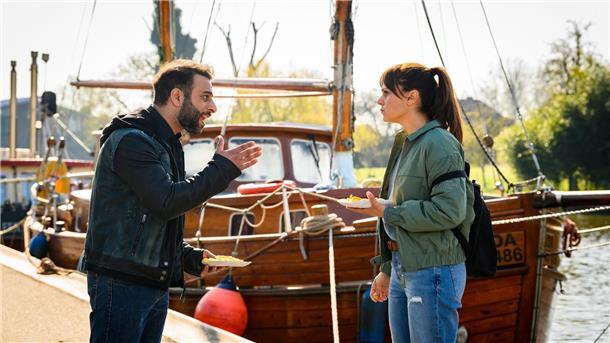 Das Tinder der Toten: Der „Friesland“-Krimi im ZDF Yunus Özlügül (Yunus Cumartpay) ist sauer, weil seine Schwester Süher Özlügül (Sophie Dal) ihn verdächtigt, in den Mordfall verstrickt zu sein.