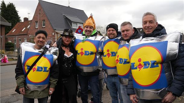 Yvi (2. von links) hat ihre Einkaufstüten heute mit ihren Freunden (von links) Em, Mario, Steffen, Rene und Torge gefüllt.