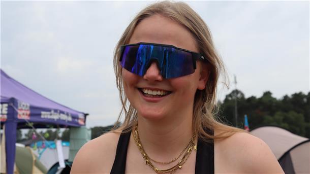 Kein Ski ohne Aggu: Das sind die besten Ski-Aggu-Doubles auf dem Hurricane Yvonne aus Scheeßel fiebert schon dem Auftritt des Rappers entgegen.