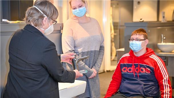 Yvonne und Marvin Holst besichtigen die Elements-Badausstellung in Bremerhaven. Anke Müller erläutert dem Paar, was bei der Planung eines Badezimmers möglich und wichtig ist.