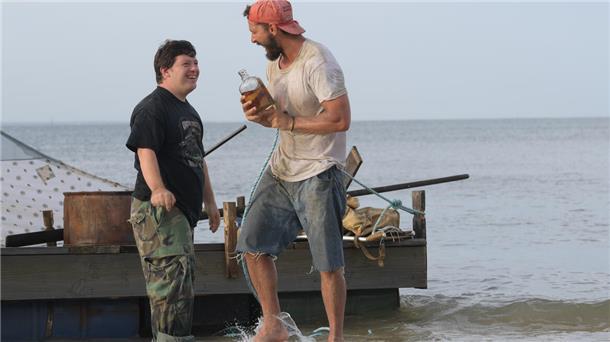 Kommunales Kino Bremerhaven zeigt spannendes Juni-Programm Zack Gottsagen (l) als Zak und Shia LaBeouf als Tyler in einer Szene des Films "The Peanut Butter Falcon"