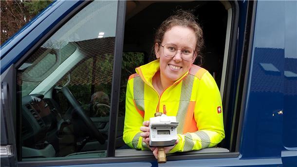 Zählerkoordinatorin Vivian Grimes zeigt den neuen digitalen Wasserzähler, der nach und nach in allen Haushalten des Versorgungsgebiets Einzug halten soll.