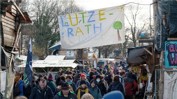 Lützerath: Räumung ab Mittwoch möglich Zahlreiche Aktivisten sind am Wochenende nach Lützerath gereist.